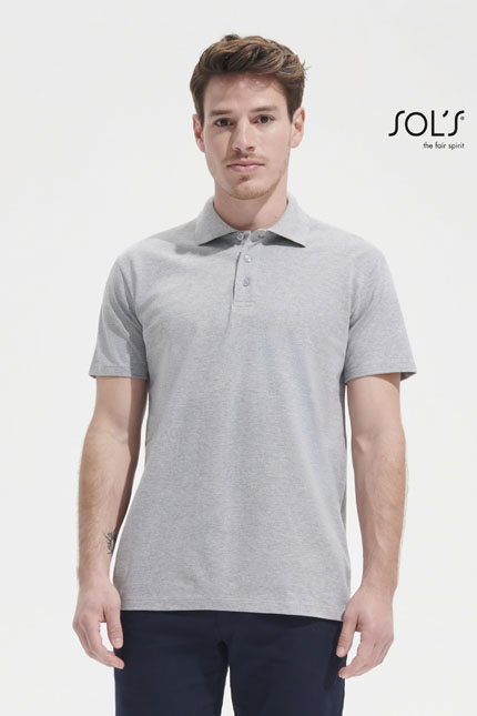 Spring II - 11362POLO-SHIRTS / SOLSΑνδρικό πόλο πικέΠεριγραφή: Κοντά μανίκια με πλαϊνές ραφές για καλύτερη εφαρμογή. Διαθέτει ενισχυμένη πατιλέτα με 3 κουμπιά στον ίδιο τόνο και επιπλέον κουμπί στην εσωτερική ραφή. Το ίσιο τελείωμα με πλαϊνά σκισίματα προσφέρει στυλ και άνεση. Περιλαμβάνει ελαστικό ριπ στο γιακά και φακαρόλα στο λαιμό.  - Σύνθεση: Πικέ 210g/m² - 100% Βαμβάκι Ringspun πενιέ. Για τις αποχρώσεις Grey melange: 85% βαμβάκι/15% βισκόζη και Ash: 98% βαμβάκι/2% βισκόζη. Ιδανικό για επαγγελματική χρήση σε χώρους γραφείων ή για εργαζόμενους στην εστίαση, το ρούχο αυτό προσφέρει κομψότητα και λειτουργικότητα στους επαγγελματίες. Είναι διαθέσιμο σε ποικιλία χρωμάτων, προσφέροντας επιλογές για κάθε προτίμηση. - Το ύφασμα είναι άνετο και ανθεκτικό, εξασφαλίζοντας τη διαρκή χρήση και την καλή εμφάνιση.  - Δυνατότητα Προσαρμογής: Το προϊόν μπορεί να προσαρμοστεί με εκτυπώσεις λογοτύπου ή μηνύματος του πελάτη, κάνοντάς το ιδανικό για εταιρίες που επιθυμούν να προωθήσουν την εικόνα τους.